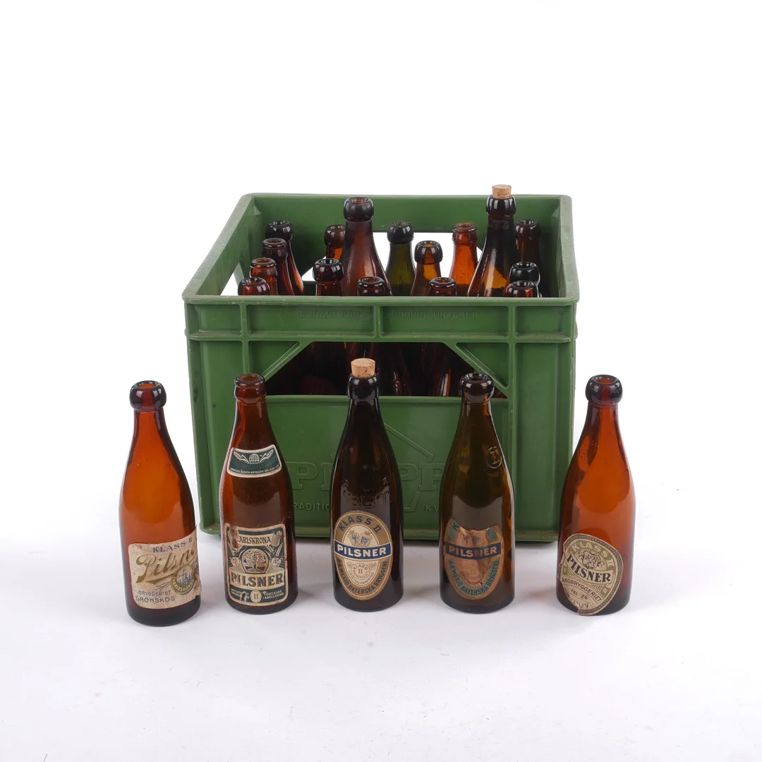 ÖLBACK MED ÖLFLASKOR, bla Kalmar bryggeri, främst öl. — Other collectables — Auktionsfirma Kenneth Svensson i Kalmar