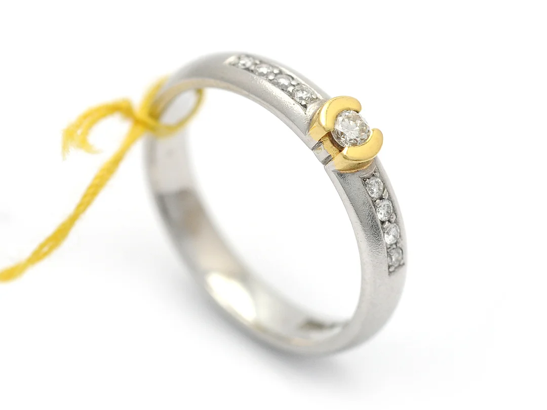 ENGELBERT, ring, 18K vitguld/guld, 9 briljantslipade diamanter 0,15 ctv enligt gravyr, ca W/VS, Stockholm 2000, stl 17,25 mm, vikt 4,5 g. — Smycken/Ring — Kaplans