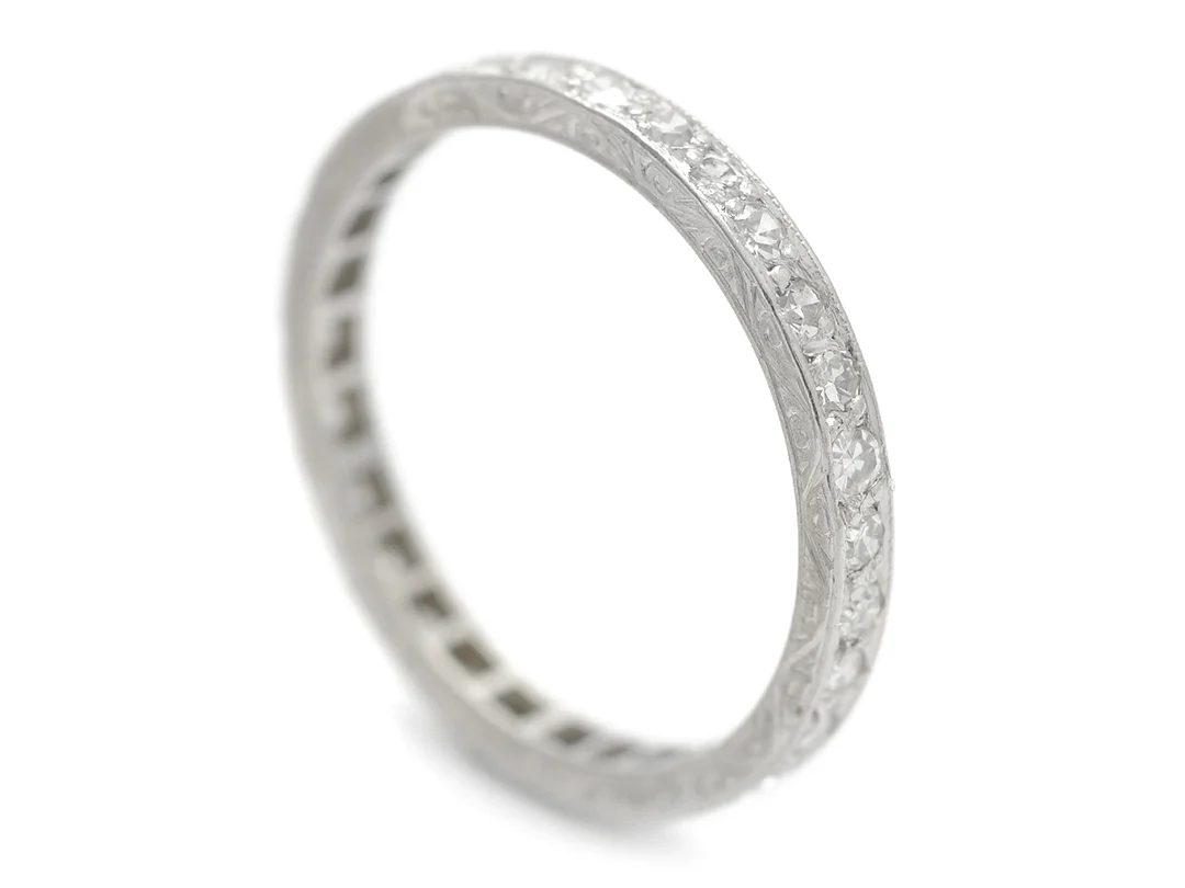 HELALLIANSRING, platina, åttkantslipade diamanter ca 0,45 ctv, ca W-CR/VS- P, stl 16,75+ mm, Stockholm 1947, vikt 2,2 g, en diamant skadad. — Smycken/Alliansring — Kaplans