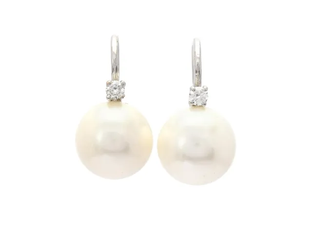 PÄRLÖRHÄNGEN, 18K vitguld, South Seapärlor, ca 11, 2 - 11,4 mm, 2 briljantslipade diamanter ca 0,16 ctv, ca W/SI, höjd 21 mm, vikt 8,2 g, krok med bygel.