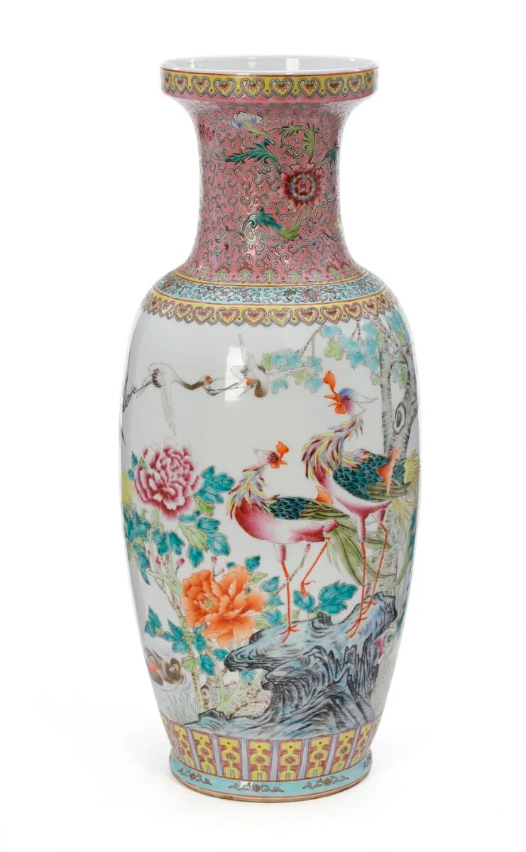 A large Chinese enamelled porcelain baluster vase, Jingdezhen 1970ies. H. 61 cm. — Asian decorative art — Bruun Rasmussen