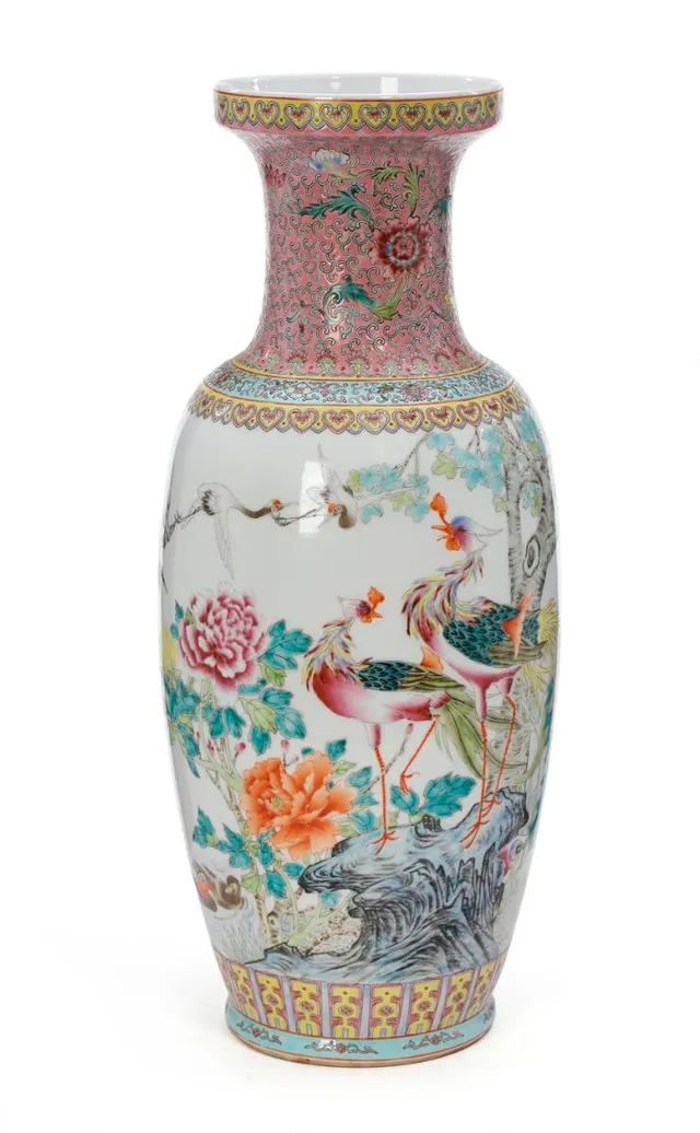 A large Chinese enamelled porcelain baluster vase, Jingdezhen 1970ies. H. 61 cm.