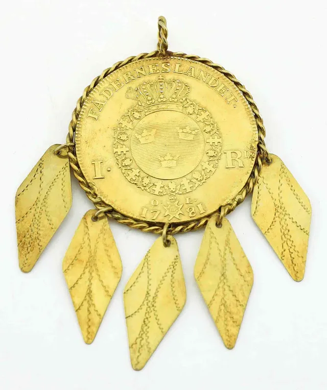 DRÄKTSMYCKE, sk kedjepenning/sellpenning, guldförgyllt silver, Bjuråker/Delsbo, Hälsingland, 1700-tal.