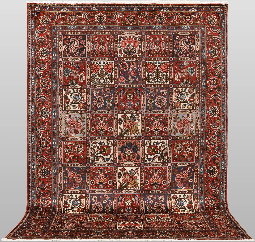 MATTA. Baktiari fine, trädgårdsmönstrad, 310 x 215 cm. — Oriental Carpets & Textiles — Södermanlands Auktionsverk