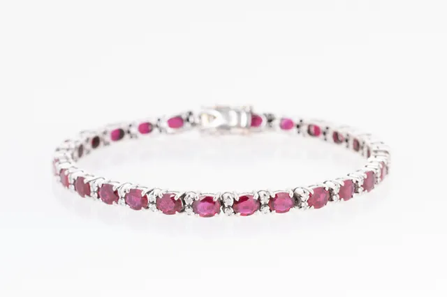 A ruby and diamond bracelet of 18k white gold. Approx. 9.45 ct.