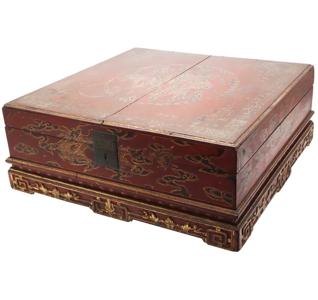 Chinese box in lacquered and gilded wood, late 19th Century- early 20th Century.
