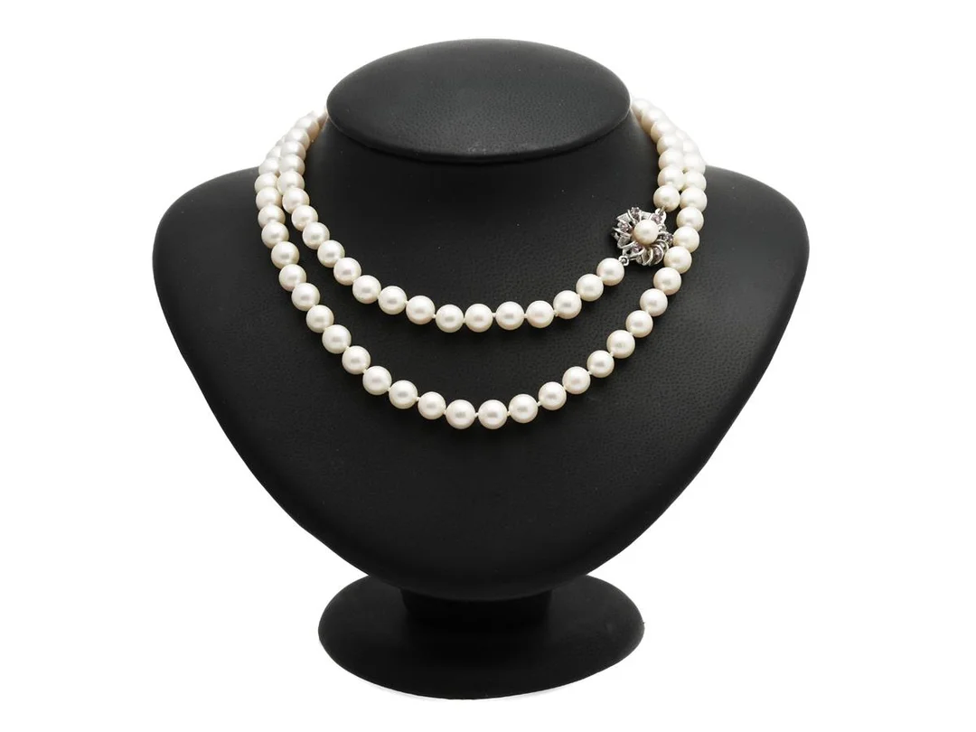 PÄRLCOLLIER, lås i silver, odlade pärlor, rubiner, pärlor ca 7 mm, längd collier 74 cm, vikt 52,6 g, skador på rubinerna. — Smycken/Pärlcollier — Kaplans