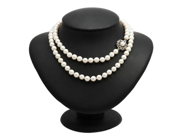 PÄRLCOLLIER, lås i silver, odlade pärlor, rubiner, pärlor ca 7 mm, längd collier 74 cm, vikt 52,6 g, skador på rubinerna.