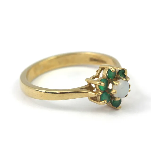 EMERALD AND OPAL 9CT RING.