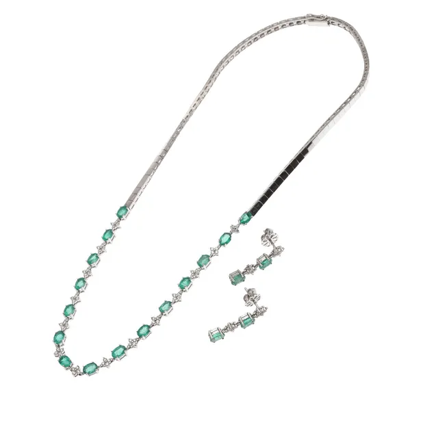 AN EMERALD AND DIAMOND NECKLACE AND A PAIR OF DROP EARRINGS.