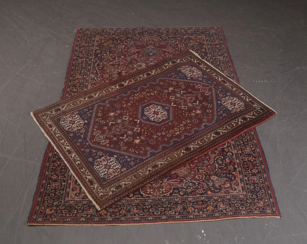 To Persiske Tæpper 210 x136 / 143 x 99 cm. (2) — Carpets, rugs and textiles/Oriental carpets and rugs — Lauritz