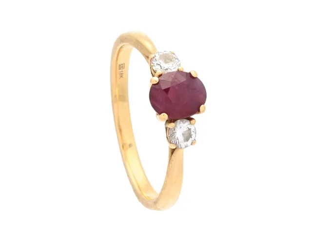 TRESTENSRING,18K guld, rubin ca 0,81 ct, 2 briljantslipade diamanter ca 0,22 ctv, ca W/SI, stl 16,75 mm, vikt 2,7 g.