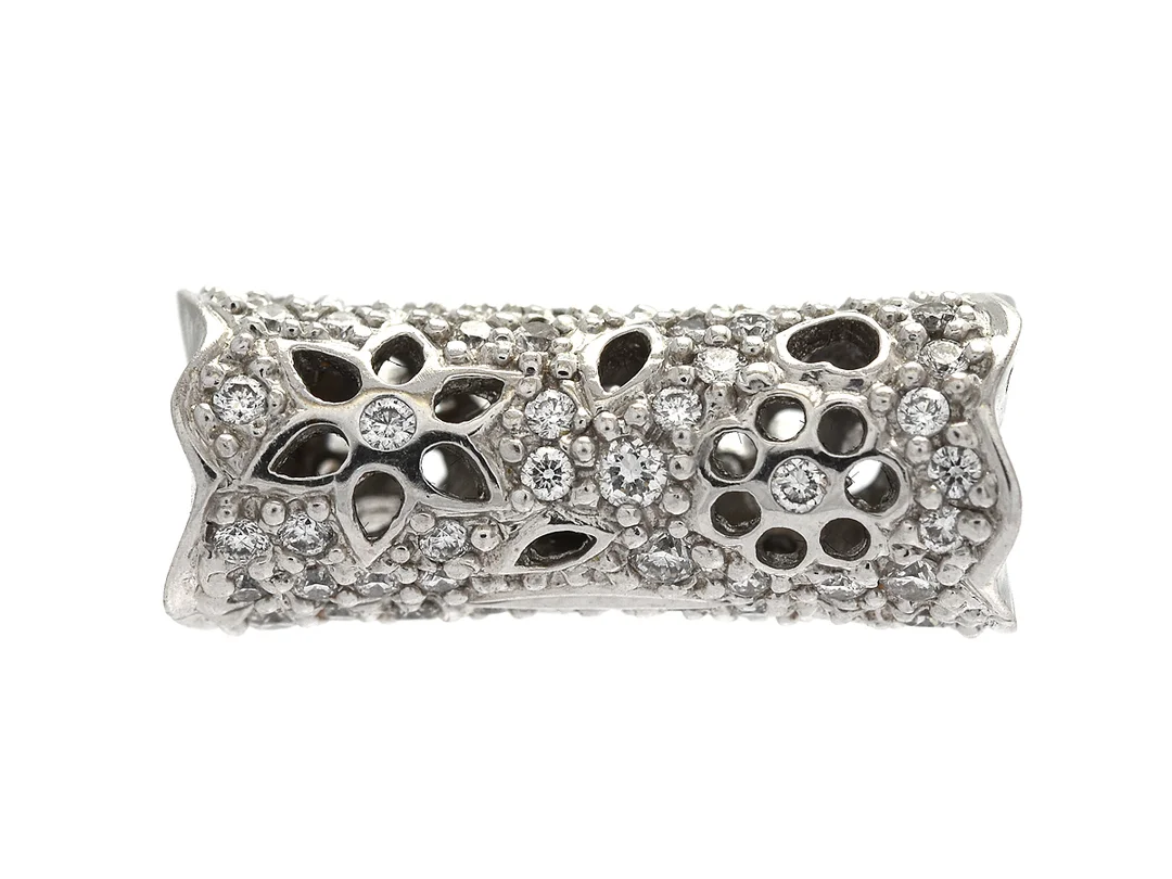 OLE LYNGGAARD, Lås, 18K vitguld, "Lace", briljanter ca 0,76 ctv, ca TW/VS, design Charlotte Lynggaard, längd 2 cm, vikt 6,9 g. — Smycken/Lås — Kaplans