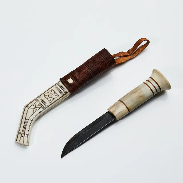 NIKOLAUS FANKKI. kniv, halvhorn, Kaitum, signerad, renhorn med graverad dekor blad i kolstål.