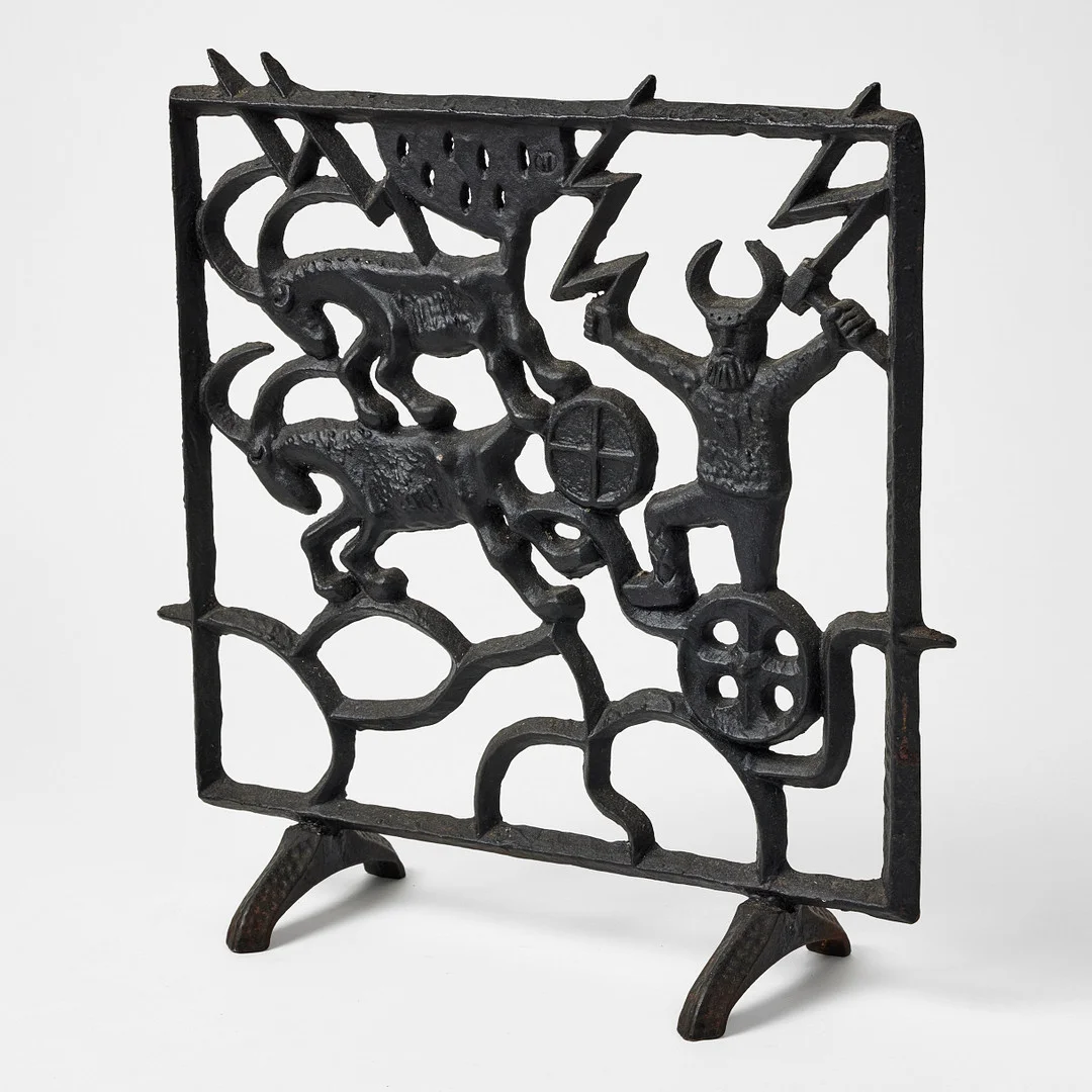 OLLE HERMANSSON. Brasgaller/gnistskydd, Husqvarna, gjutjärn, svartlackerad med genombruten dekor med Tor med bockarna. — Other — Stockholms Auktionsverk Fine Art