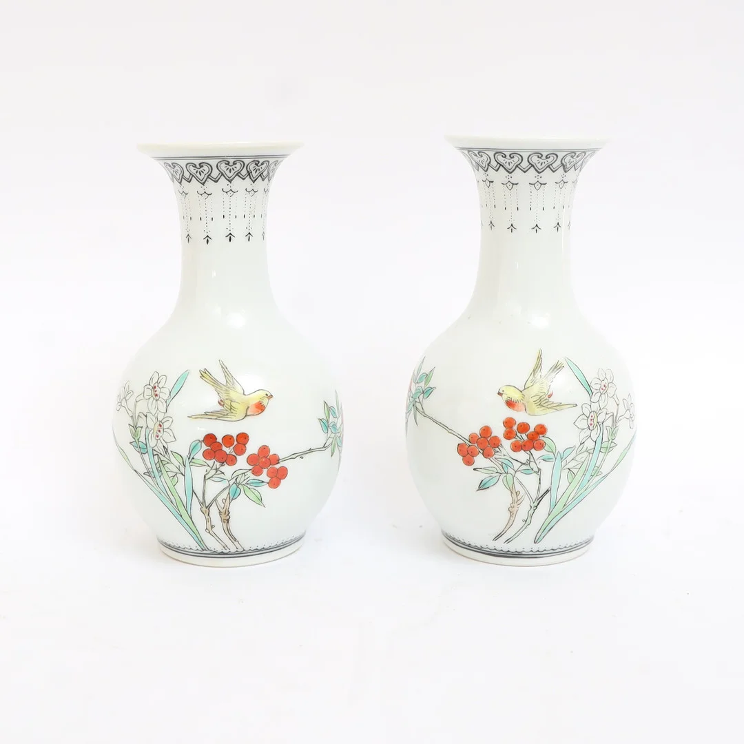 VASER ETT PAR, Kina, 1900-tal, med handmålad dekor med fåglar och blomster, baksida med skrivtecken, undertill med sigill i rött. — Ceramics & Porcelain — Falun Auktionsbyrå
