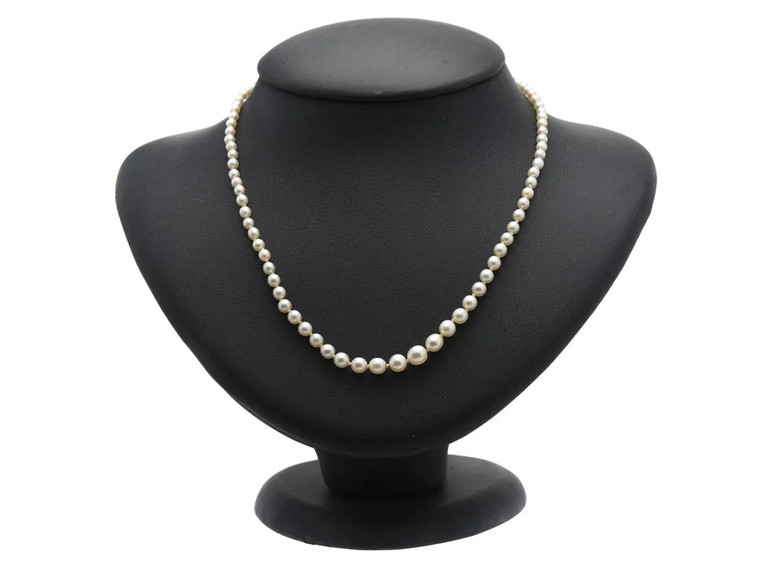 PÄRLCOLLIER, odlade pärlor ca 2,7-5,7 mm, doserat, längd 42 cm, knutet, vikt 7,2 g. — Smycken/Pärlcollier — Kaplans