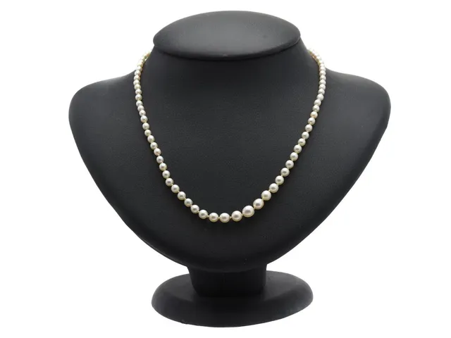 PÄRLCOLLIER, odlade pärlor ca 2,7-5,7 mm, doserat, längd 42 cm, knutet, vikt 7,2 g.