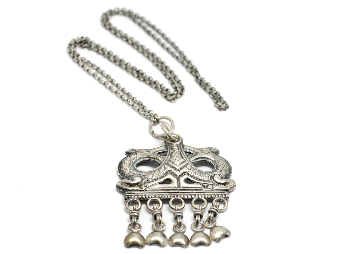 KALEVALA KORU, silver 813, fornnordiskt motiv, ärtlänk, stämplad H.G.L, Finland 1943, kedjans längd 67 cm, hängets längd 8,5 cm, vikt 32,8 g. — Smycken/Collier — Kaplans