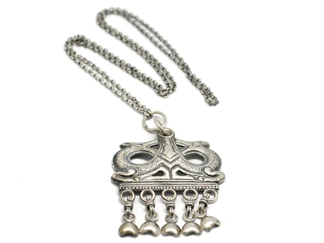 KALEVALA KORU, silver 813, fornnordiskt motiv, ärtlänk, stämplad H.G.L, Finland 1943, kedjans längd 67 cm, hängets längd 8,5 cm, vikt 32,8 g.
