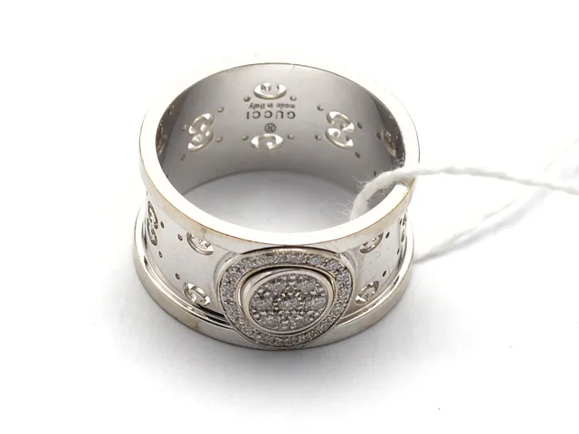 Ring vitguld 18K 7,7g Ø17½ med diamanter 7xca.0,01ct 16xca.0,005ct, Gucci