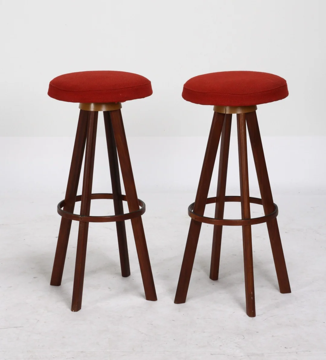 Hans Olsen for Frem Røjle. A pair of teak bar stools, 1960s (2) — Furniture/Chairs — Lauritz