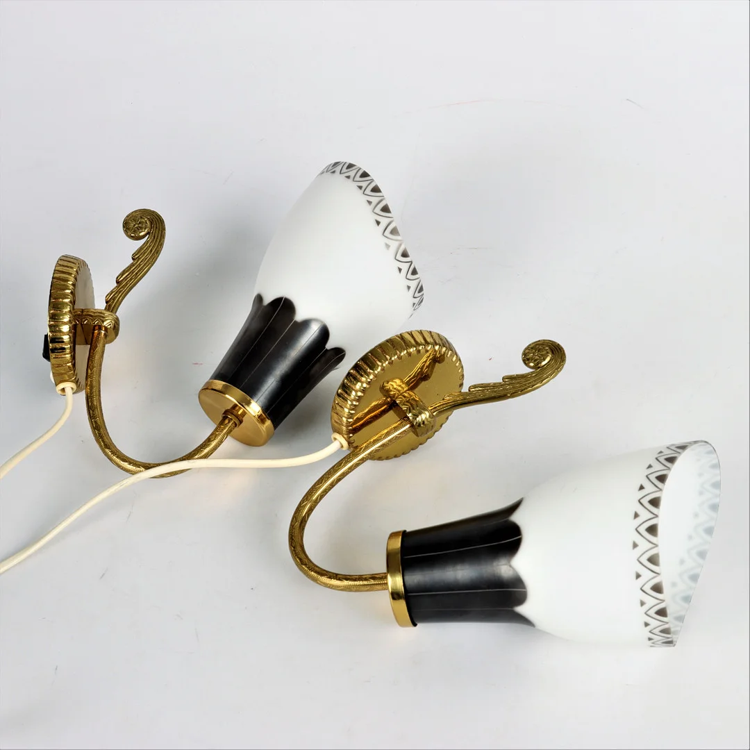 LAMPETTER, 1 par, mässing och glas, 1950-tal. — Wall Lights — Auktionsverket Engelholm