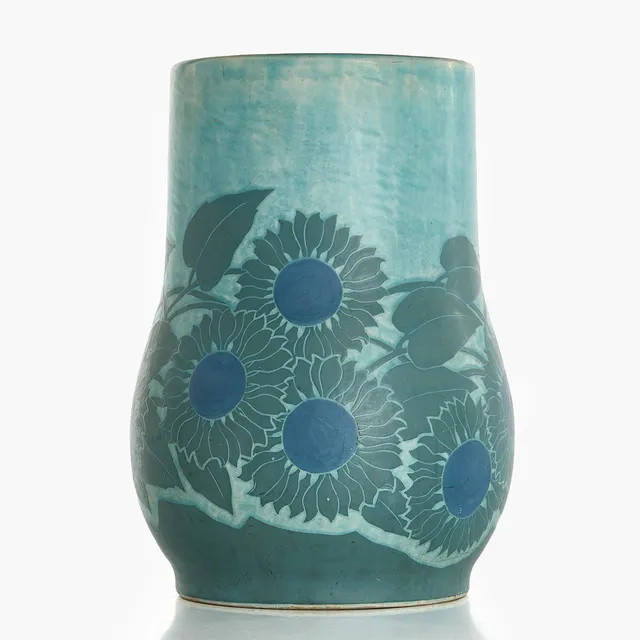 JOSEF EKBERG (1877–1945). Vas, Sgraffito, Guststavsberg 1912, signerad och daterad, dekor av solrosor. Jugend.