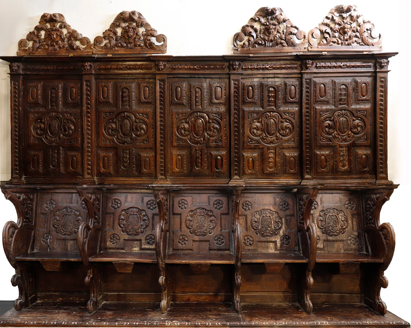 Choir chairs set in walnut, 17th Century. — Other — Balclis