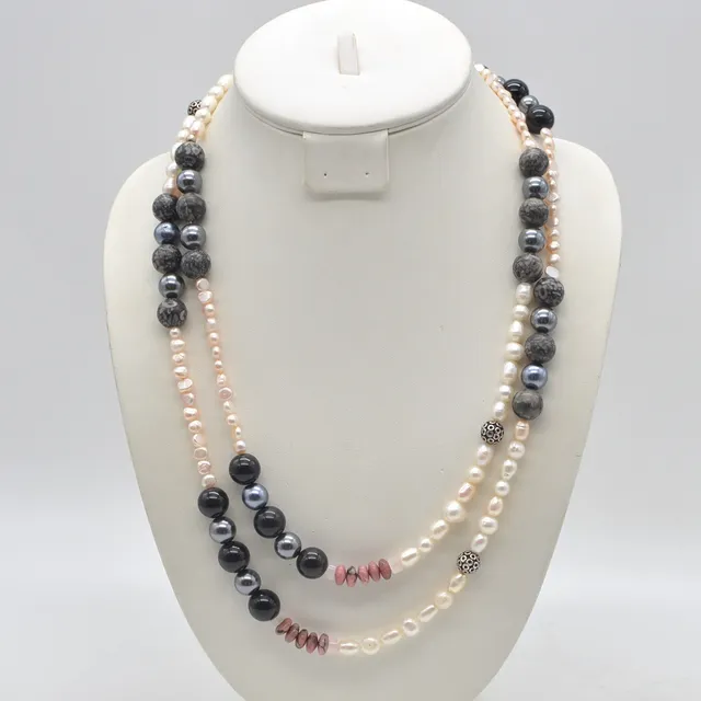 PERLENMIXCOLLIER AUS ZUCHTPERLEN IN WEISS UND ROSA, STEIN, GLAS UND VERSILBERTEN ZIERPERLEN, 20. JAHRHUNDERT.