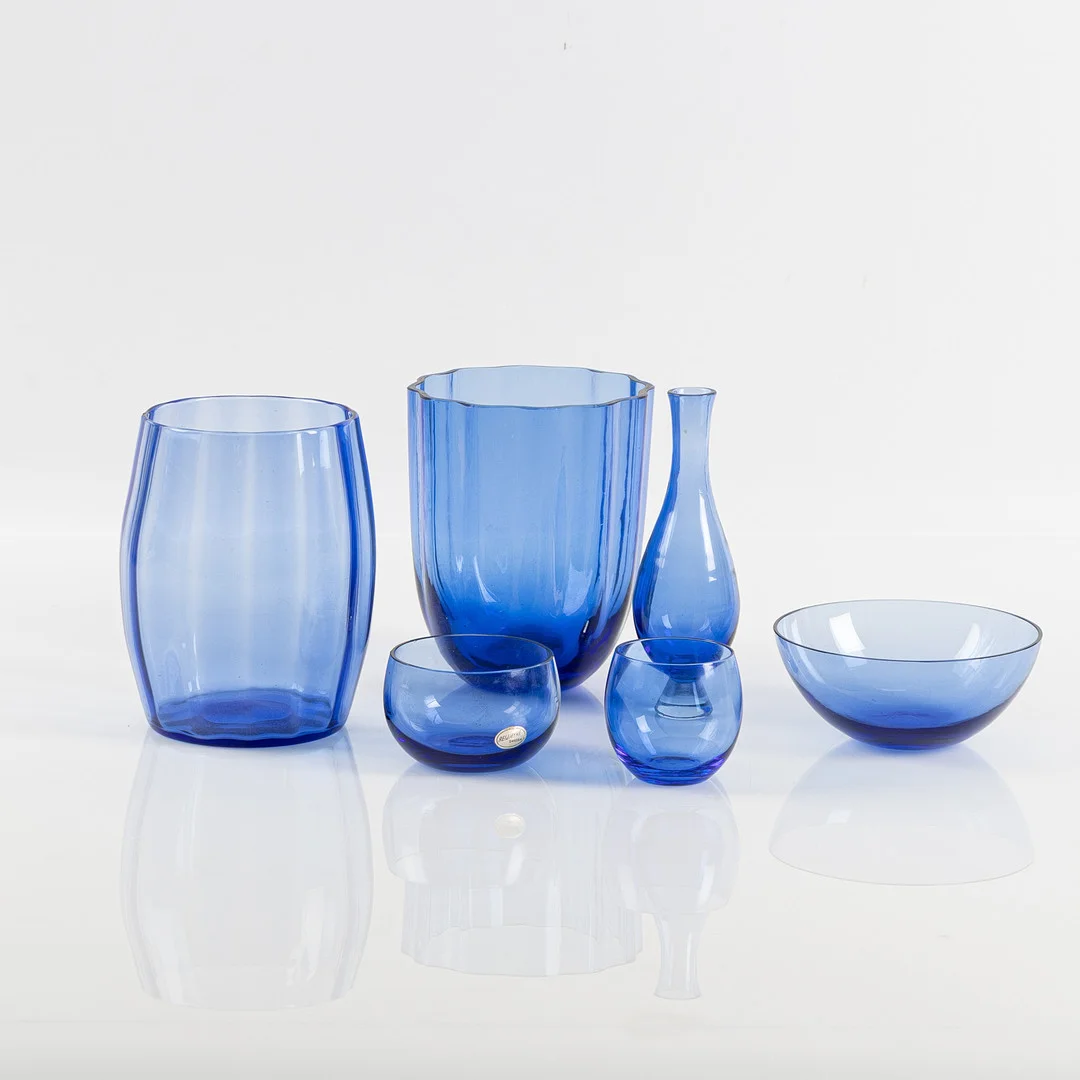 MONICA BRATT. Samling blått glas, 6 delar, Reijmyre. — Utility glass — Stockholms Auktionsverk Helsingborg