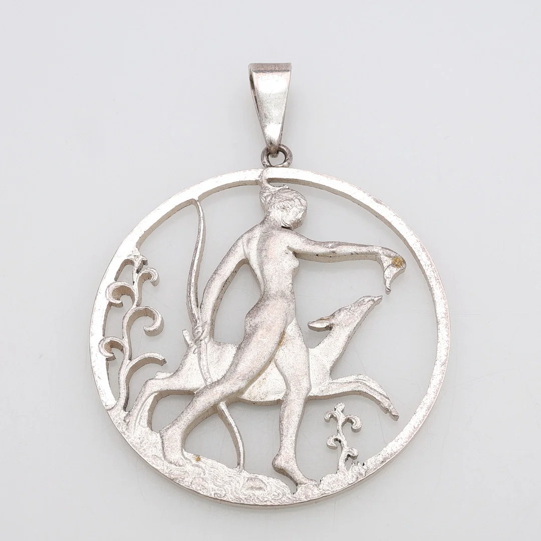 TORE STRINDBERG. HÄNGE, DIANA, SIGNERAD PÅ FRÅNSIDAN, SILVER, SPORRONG, STOCKHOLM 1945, 15,6 G. — Brooches & Pendants — Crafoord Auktioner Lund