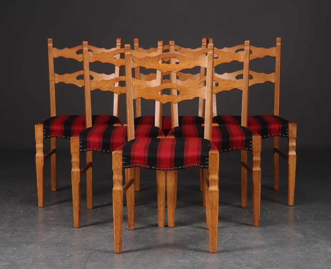 Sæt på seks stole af egetræ, 1960/70'erne - Henry Kjærnulf-stil (6) — Furniture/Chairs — Lauritz