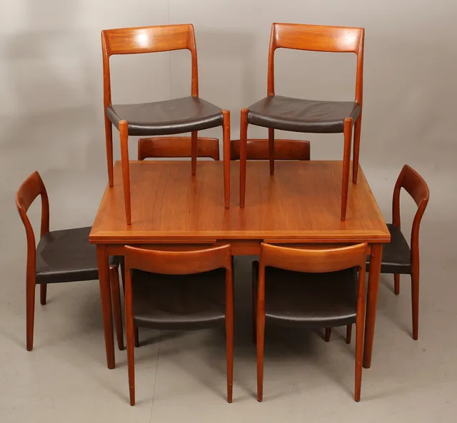 NIELS O. MØLLER. Stolar, 8 st, modell 77, teak och brunt läder, märkta J. Möller, Danmark. samt MATBORD teak, 2 utdragsskivor. Slagelse Møbelværk, Danmark.