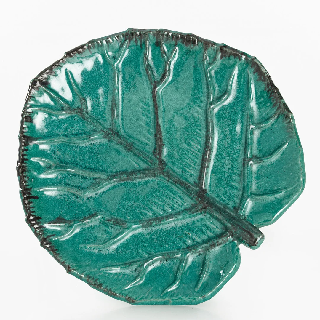 HILDUR HAGGÅRD (SVERIGE, 1885–1958). Fat, egen ateljé, Stockholm 1930-/40-tal, i form av löv, grönglaserat lergods, signerat H.H. — European — Crafoord Auktioner Stockholm