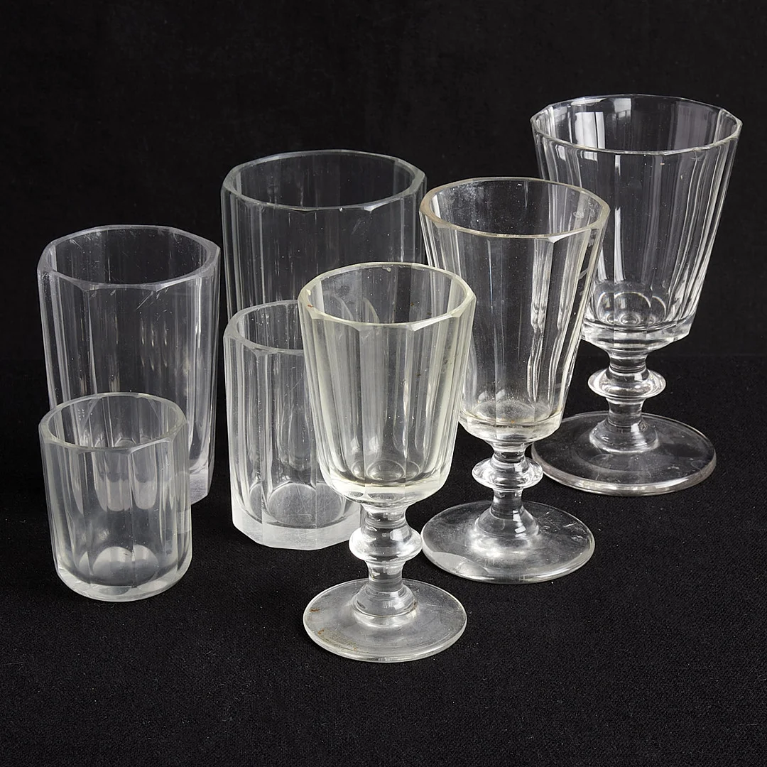 SERVISGLAS, 79 delar, fasettslipade, tidigt 1900-tal, snarlika modeller. — Tableware — Crafoord Auktioner Stockholm
