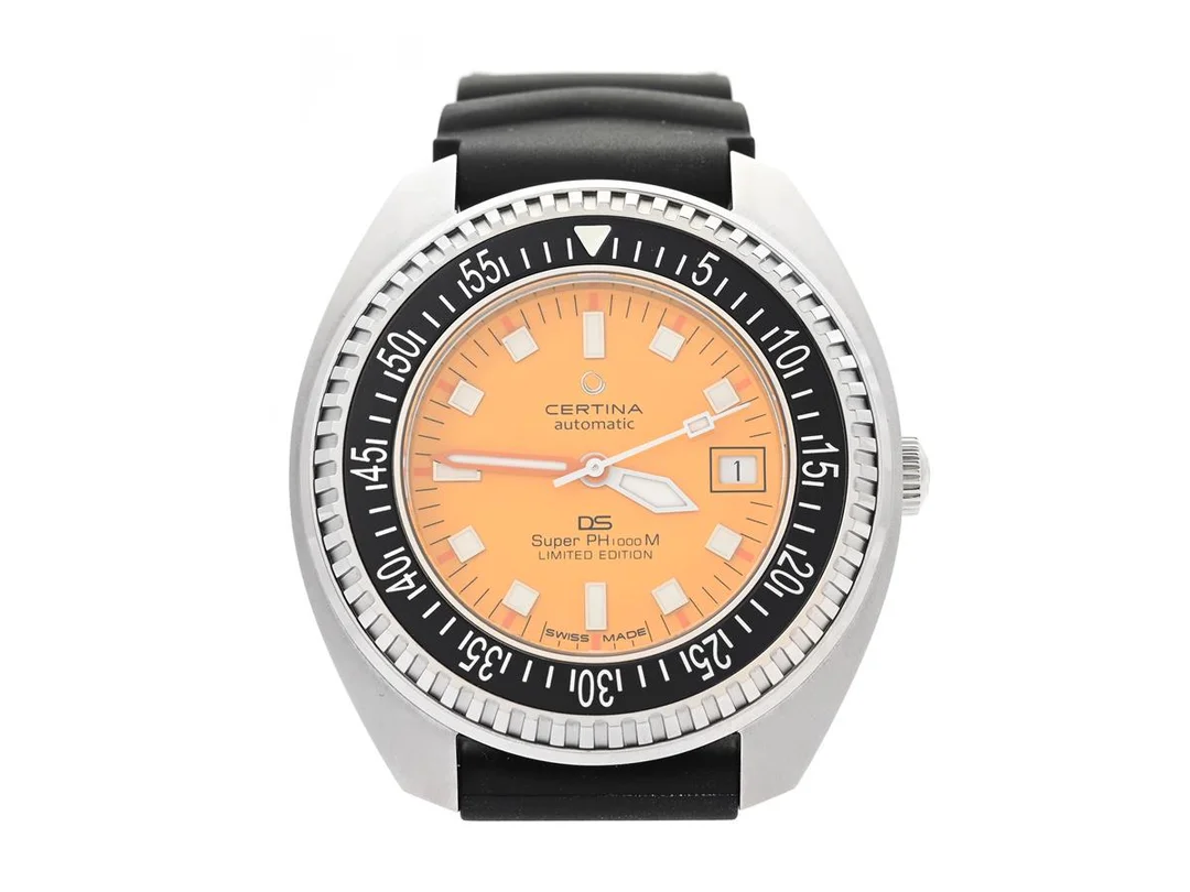 CERTINA, DS, Super PH1000M, Limited Edition, Powermatic 80, Serie nr. 55ZZG7SRH, Ref nr. C024.907.17.281.10, Boett nr. C024907 A, herrur, 44 mm, stål, automatisk, safirglas, datum, heliumventil, gummiband, originalspänne, cert, mars 2025, box, ytterkartong, limiterad och numrerad (0103/1000). — Klockor/Certina — Kaplans