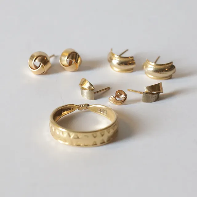 SKROTGULD, 8 delar, 18K guld. Totalvikt ca 8,3 gram.