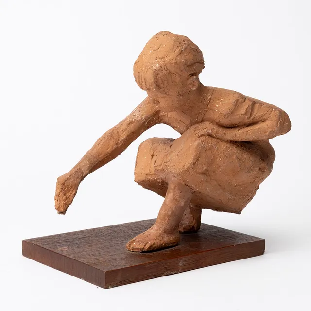 TORSTEN FRIDH (1914-2014). Skulptur, flicka som plockar, terrakotta, signerad, numrerad 40/85.