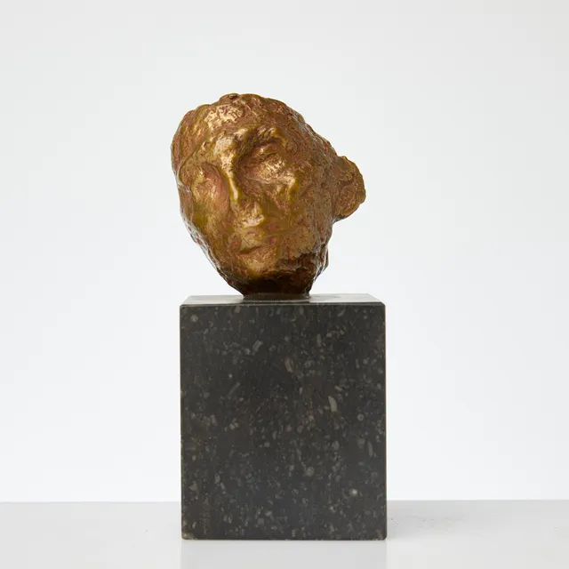 OKÄND KONSTNÄR. Skulptur, huvud, patinerad brons, monterad på sockel i sten.