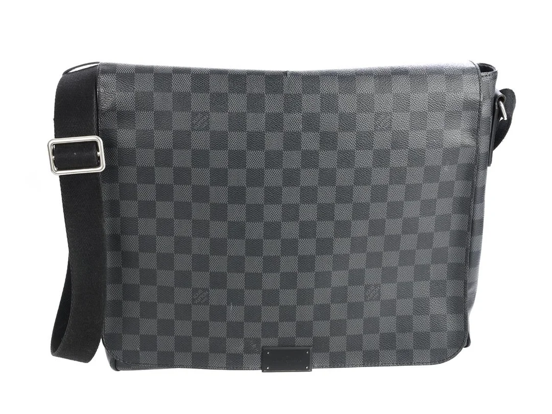 VÄSKA, LOUIS VUITTON, District GM, Damier Graphite, 34x28x8 cm, fläck på foder, liten spricka på locket. — Accessoarer/Väskor — Kaplans