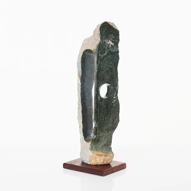 EDGAR SAHONDO (1968-). Skulptur, Ansikte, modern konst, sten, serpentin, signerad E. Sahondo, monterad på sockel av trä.