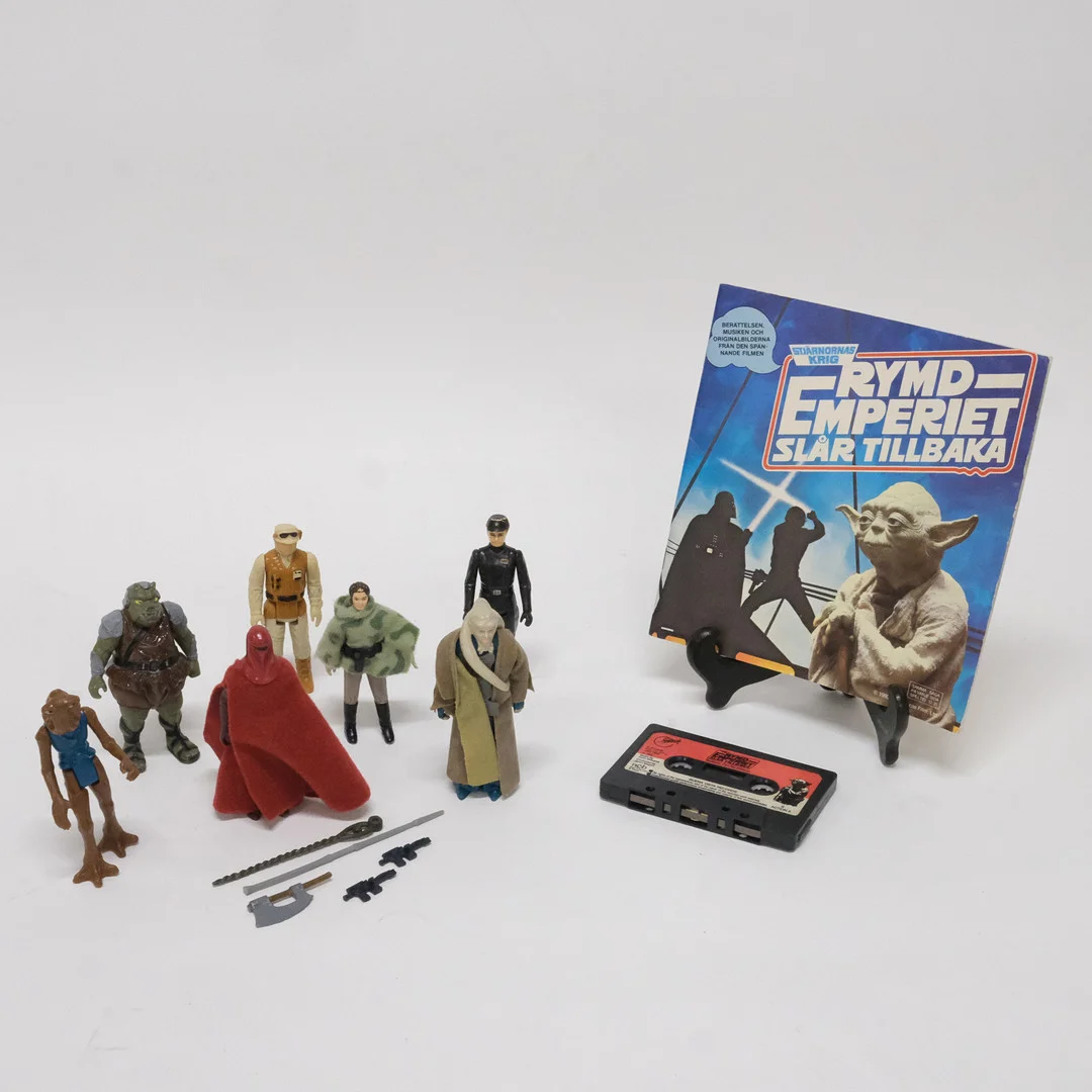 STAR WARS. SJU FIGURER, KASSETTBAND + BOK. — Action figures & Sci-Fi — Björnssons Auktionskammare
