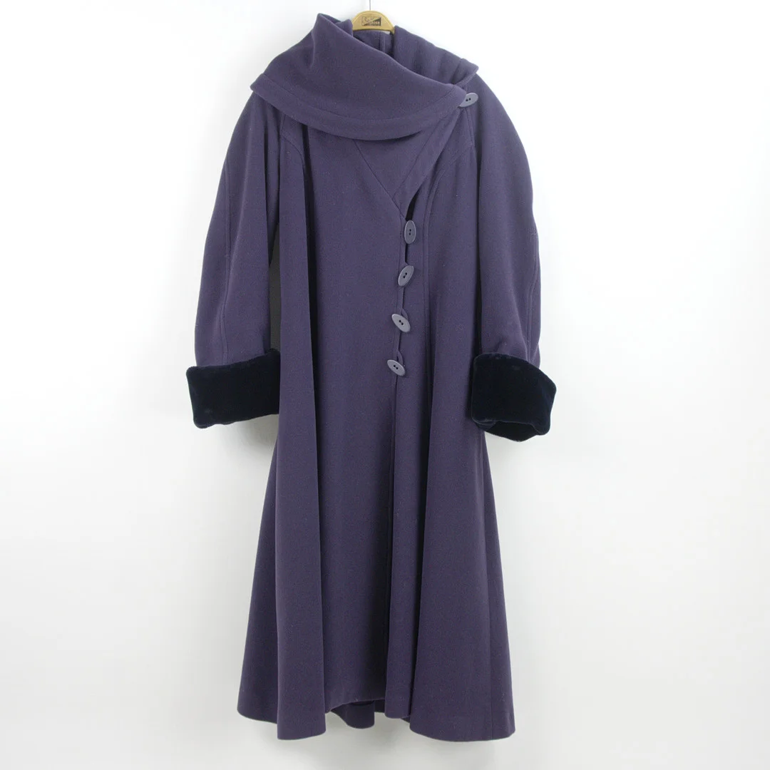 GUNILLA PONTÉN. Kappa med sjalkrage, klockad modell, lila, dam, märkt stl 42, 100% ull, 1980/90-tal. — Vintage & Designer Fashion — Höganäs Auktionsverk