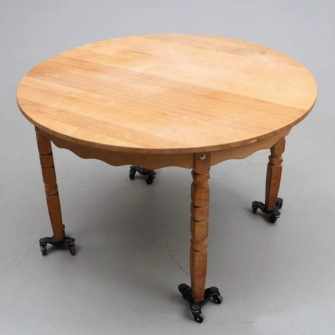HENNING KJAERNULF. Matbord, ek, 2 iläggsskivor, Danmark, 1970-tal. — Tables — Gomér & Andersson Jönköping