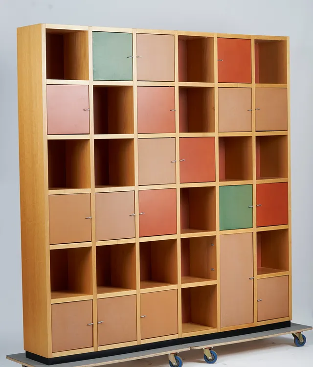JOHAN HELLSTRÖM. Källemo, großes Regal (6-sektioner), Modell 'Hylla KUBIK', Esche, Metall, 20. Jahrhundert, Schweden.