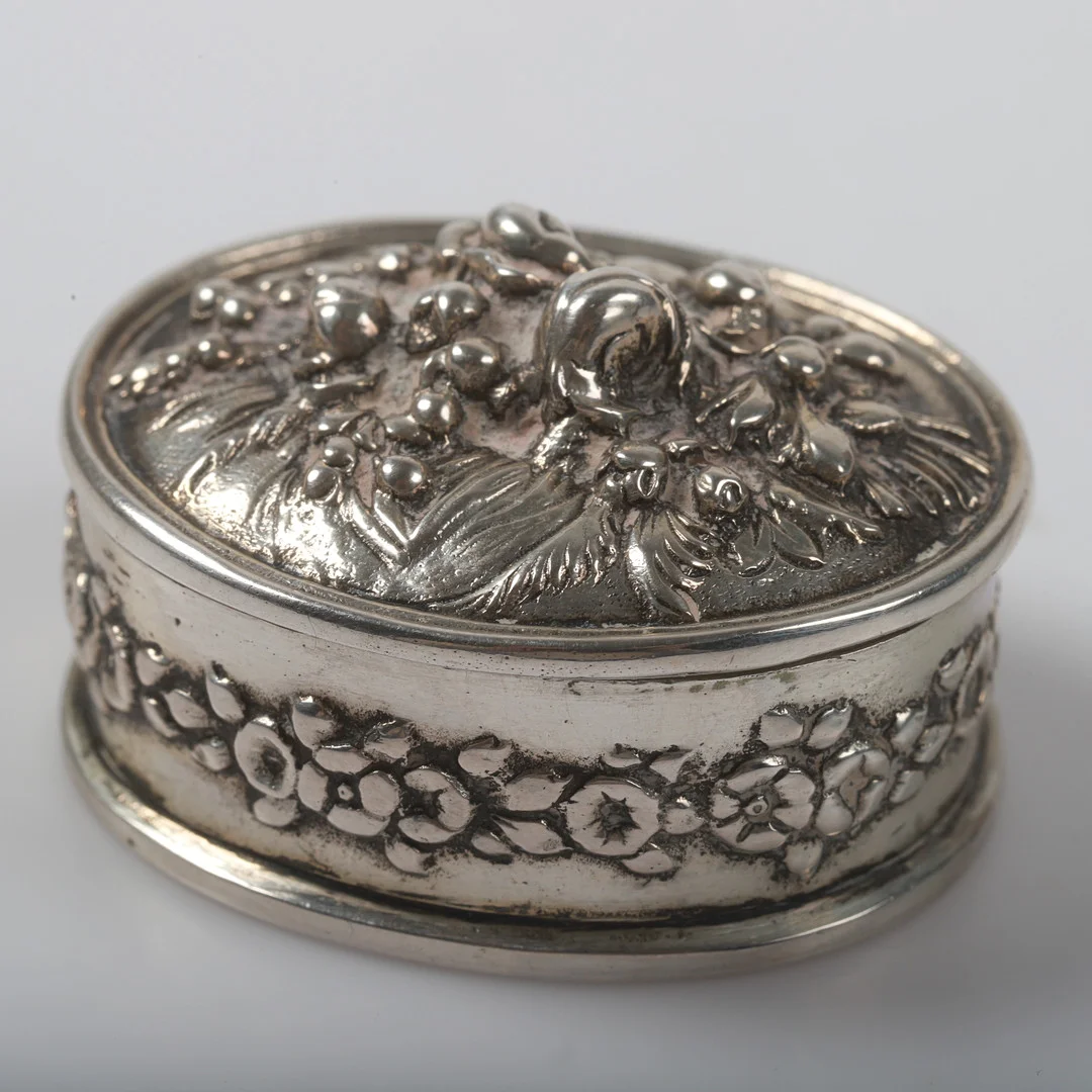 PILLERDOSA, silver med reliefdekor. — Silver — Helsingborgs Auktionskammare