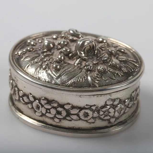 PILLERDOSA, silver med reliefdekor.