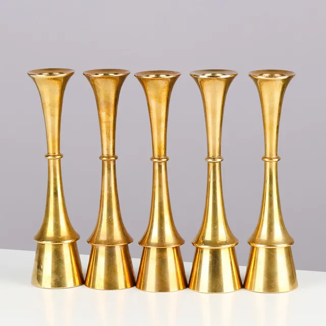 DANSK DESIGN. En samling på fem lysestager af messing, Hyslop, Danmark, 1950/1960'erne, (5).