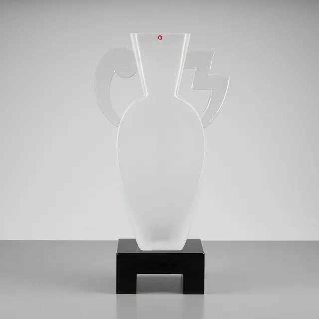 HEIKKI ORVOLA. GLASSKULPTUR, "Maya", signerad Heikki Orvola Nuutajärvi, formgiven 1994 Pro Arte, fastblåst sandblästrat glas, sockel svart gjutet opalglas.
